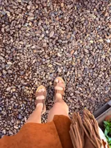 Sandalias de cuero color camel con plataforma y doble tira ancha con hebilla.