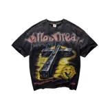Remera negra con efecto deslavado, corte oversize, manga corta y cuello redondo. Presenta un estampado gráfico frontal con una cruz de hierro, un sol sonriente y la inscripción superior decorada con pedrería brillante.