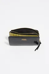 Billetera compacta Bimba y Lola de estructura rígida con textura efecto cocodrilo y acabado brillante. Cuenta con cierre de cremallera superior con tirador de tela, logo metálico dorado en el frente y compartimentos internos para tarjetas y monedas.
