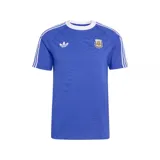 Remera de fútbol Adidas Originals de la selección argentina, de color azul con cuello redondo blanco y las clásicas tres tiras blancas en las mangas. Cuenta con el logo del trifolio de Adidas bordado en blanco y el escudo de la AFA en el pecho.