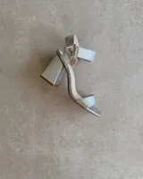 Sandalia de taco cuadrado alto, con diseño de punta cuadrada, tira delantera ancha y tira ajustable en el tobillo con hebilla metálica.