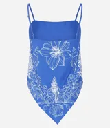 Blusa azul con estampa floral tropical blanca, escote recto y breteles finos ajustables.