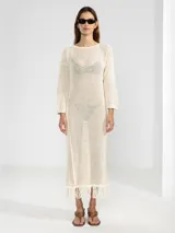 Vestido midi marrón de punto abierto con sutil brillo de lúrex y flecos en el ruedo.