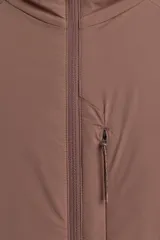 Cazadora técnica acolchada color marrón, con capucha, cierre frontal de cremallera, bolsillos laterales con cremallera oculta y bajo ajustable con elásticos.