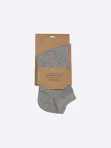 Soquete de algodón color gris melange, con diseño liso y corte bajo.