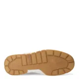 Championes urbanos de diseño moderno, combinando paneles en color beige y blanco. Presentan una silueta robusta con suela de plataforma en tono crema y base de goma, cordones al tono y detalle de textura perforada en los laterales.