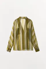 Camisa de manga larga ZW Collection confeccionada en hilatura con mezcla de lyocell, con diseño de rayas verticales en tonos verde, tostado y blanco. Presenta cuello redondo con escote en V, bolsillos con solapa en el delantero y cierre frontal con botones.