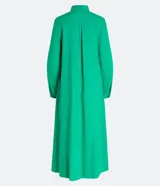 Vestido chemise largo color naranja, confeccionado en viscolino. Tiene cuello solapa, cierre con botones, manga larga con martingale, aberturas laterales y no tiene estampado.