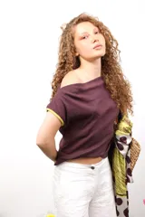 Top de algodón color bordó con escote asimétrico, manga corta con ribete amarillo y estampado en la espalda.