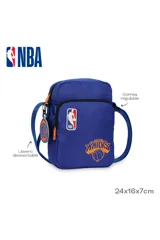 Morral deportivo color azul con el logo de la NBA y el escudo de los New York Knicks estampado. Cuenta con cierre principal, bolsillo frontal con cierre, correa regulable y un llavero colgante circular con el logo del equipo.