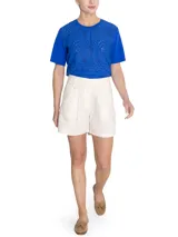 Short de lino orgánico tiro alto con pinzas y amplios bolsillos laterales estilo cargo con solapa y botones, de marca RKF.