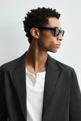 Blazer regular fit confeccionada en popelín de algodón. Presenta cuello con solapas de muesca, cierre frontal de un botón, bolsillo de vivo en el pecho y dos bolsillos de plastrón en la cadera. Diseño sin forro interior con abertura central en la espalda.