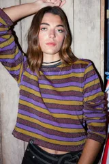 Sweater de hilo con lurex a rayas horizontales en tonos verde, azul y gris. Diseño crop oversize con calce relajado y hombro caído.