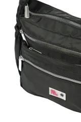 Bandolera de nylon color negro, con múltiples compartimentos con cierre metálico en la parte frontal y superior. Cuenta con bolsillos laterales elásticos y correa ajustable y desmontable.