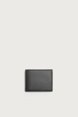 Billetera plegable de diseño minimalista con acabado texturizado. Cuenta con compartimento para billetes, ranuras para tarjetas y monedero con cierre de clip.