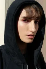 Campera deportiva oversize color bordó con capucha, cierre metálico frontal y mangas raglán de volumen pronunciado. Cuenta con puños largos de rib elástico y cordones regulables a tono con terminaciones metálicas.