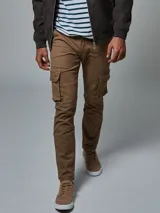 Pantalón cargo color verde militar, de corte slim, con bolsillos laterales con tapeta, bolsillos frontales y traseros.