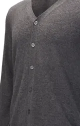 Cardigan de hombre tejido en cashmere, con cuello en V, cierre frontal de botones y mangas largas con puños acanalados.