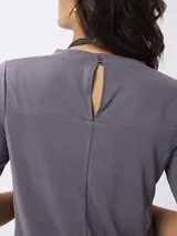 Remera de cuello redondo y manga corta, confeccionada en tejido de viscosa y poliéster, con un diseño básico y versátil.