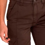 Pantalón cargo de corte recto en color marrón oliva, con bolsillos laterales de carga en los muslos, bolsillos frontales profundos y bolsillos traseros de parche. Presenta cierre con cremallera y broche, con costuras reforzadas a lo largo de las piernas.
