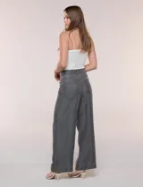 Pantalón wide leg de denim liviano gris, con tiro alto, presillas para cinturón, bolsillos laterales y corte recto de piernas anchas.