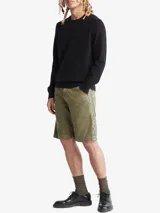 Sweater negro de lana merino de cuello redondo y corte clásico. Tiene puños y dobladillo con punto canalé.