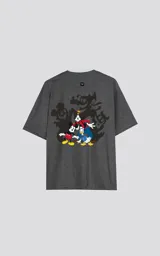 Remera gris melange oscuro de manga corta y cuello redondo, con calce oversize. Presenta un estampado frontal de Mickey, Goofy y el Pato Donald con sus sombras proyectadas detrás.
