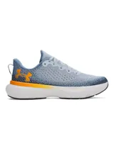 Championes de running Under Armour modelo Infinite, con parte superior de tejido de punto transpirable en tonos celestes y azules. Cuenta con amortiguación reactiva UA HOVR en la entresuela, detalle de logo de la marca en color naranja y suela de goma resistente.