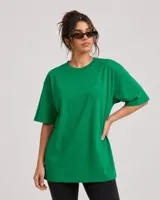 Remerón de corte oversize, color verde, con cuello redondo y mangas cortas. Confeccionado en algodón, presenta un diseño holgado y versátil.