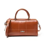 Cartera tipo baúl modelo Bianca de Extra Large, confeccionada en 100% cuero color suela, con diseño estructurado, doble asa corta de mano y correa de hombro ajustable y extraíble. Cuenta con detalles de costuras pespunteadas, herrajes metálicos plateados y placa con logo de la marca en el frente. Acceso mediante doble cierre y forrería interior textil con bolsillos.