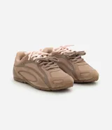 Championes de mujer Satinato con diseño de suela baja y paneles superpuestos, confeccionados en combinación de poliéster y poliuretano color marrón con detalles en rosa claro.