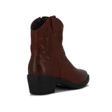 Bota tejana de caña baja color marrón oscuro, con taco cuadrado y sutiles costuras decorativas en el lateral.