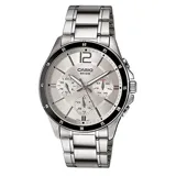 Reloj Casio plateado con correa de acero inoxidable, esfera plateada con detalles en negro y agujas luminiscentes. Resistente al agua hasta 30 metros.