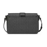 Cartera tipo bandolera Guess modelo Isabella, color negro con estampado de monograma de la marca. Presenta estructura rígida, solapa frontal con detalle de placa metálica dorada con logo y correa ajustable de cuero sintético.