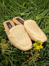 Sueco de yute color beige con suela plana.