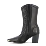 Bota de caña media estilo cowboy, color negro, con taco cuadrado de altura media, punta fina con detalle metálico y costuras decorativas en el empeine y la caña.