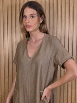 Vestido largo marrón de manga corta con escote en V y bolsillos laterales, confeccionado en tejido ligero con costuras a la vista en contraste.