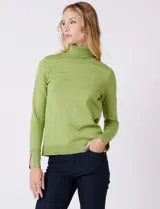 Polera de tejido fino, color rosado, con cuello alto, manga larga y detalle de tajo en los puños.