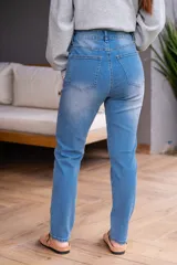 Jean celeste de tiro alto con cinco bolsillos, cierre frontal con cremallera y botón.