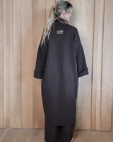 Sacón largo de punto abierto, confeccionado en lana, con diseño holgado, mangas anchas y cuello tipo solapa.