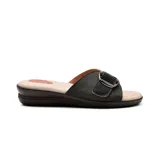 Sandalia casual Korium Confort Shayla color negro con hebilla metálica decorativa.