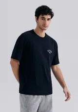 Camiseta negra de manga corta con estampa pequeña en el pecho.