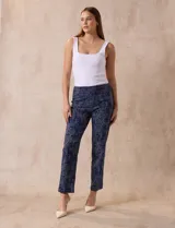 Pantalón de gabardina elastizada con estampado floral multicolor, pretina ancha elastizada y corte recto.