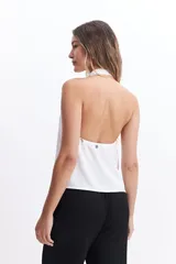 Musculosa negra con detalle drapeado, cuello bote y espalda descubierta.