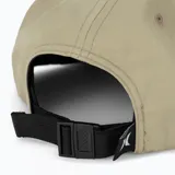 Gorra Hurley Wayfarer de color verde oliva, con visera plana, bordado frontal con el nombre de la marca en color blanco y cordón decorativo en tono oscuro sobre la base de la visera.