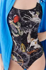 Malla enteriza negra con estampado de hojas de palmeras, flores y aves exóticas.