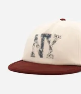 Gorra de algodón con visera corta, diseño estructurado y estampa frontal con lettering NY.