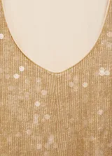 Vestido largo de fiesta con diseño recto y cuello halter. Confeccionado en tejido con lentejuelas brillantes, presenta espalda abierta y cierre de botones en el cuello.