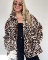 Abrigo de piel sintética con estampado animal, cierre frontal con cremallera y cuello alto.