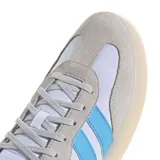 Championes urbanos Adidas modelo Barreda Decode, con diseño retro. Presentan una base de nylon blanco con superposiciones de gamuza gris claro, icónicas tres tiras laterales en color celeste y suela de goma translúcida con acabado amarillento.